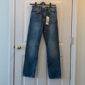I’m selling these nice new Zara jeans. New with the tag.